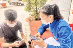 Đoàn viên, thanh niên quận Thủ Đức đến nhà dân hỗ trợ khai báo y tế.