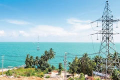 Đường dây tải điện ra đảo Lại Sơn, huyện Kiên Hải (Kiên Giang).