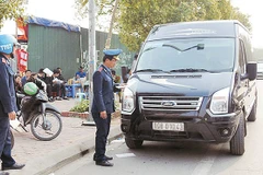 Thanh tra Sở Giao thông vận tải xử lý xe hợp đồng dừng đỗ sai quy định. Ảnh: HẢI ĐÔ