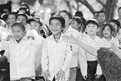 Ca sĩ Thái Thùy Linh và các em nhỏ trong một chương trình từ thiện. Ảnh: TTL