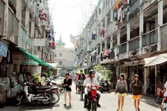 Một chung cư trên đường Trần Hưng Ðạo xuống cấp nghiêm trọng.
