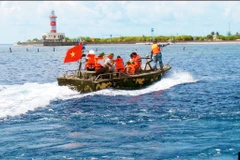 1. Xuồng CQ đưa đoàn công tác vào thăm đảo Nam Yết. 