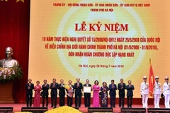Chủ tịch nước Trần Đại Quang trao tặng Huân chương Độc lập hạng nhất cho Đảng bộ, chính quyền và nhân dân TP Hà Nội.