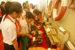 Triển lãm thu hút đông đảo học sinh đến tham quan.