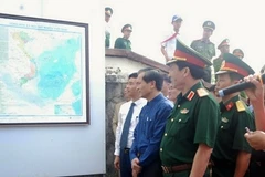 Các đại biểu tham quan triển lãm.