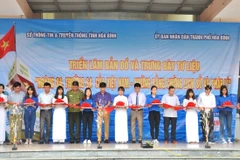 Lễ cắt băng khai mạc triển lãm.
