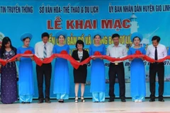 Cắt băng triển lãm bản đồ và tư liệu về Hoàng Sa, Trường Sa tại thị trấn Cửa Việt, huyện Gio Linh (Quảng Trị).
