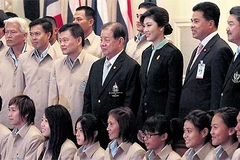 Thủ tướng Thái-lan Yingluck và các quan chức thể thao Thái-lan.