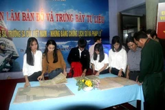 Các đại biểu và nhân dân xem triển lãm.