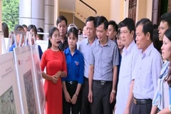 Các đại biểu cùng quần chúng nhân dân nghe giới thiệu tư liệu, hình ảnh về hai quần đảo Hoàng Sa, Trường Sa của Việt Nam.