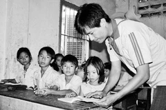Ngoài thời gian chữa bệnh cứu người, bác sĩ Trương Thế Dũng lại dạy chữ cứu những tâm hồn trẻ thơ bất hạnh.