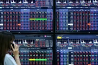 Nhà đầu tư theo dõi thị trường chứng khoán.