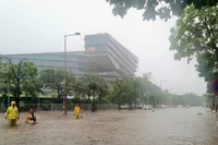 Nhiều tuyến đường ở Hà Nội ngập sâu.