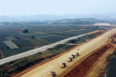 Đến hết ngày 31/7/2025, số vốn giải ngân tại 12 dự án quan trọng quốc gia lĩnh vực giao thông vận tải ước chỉ đạt 22.579,5 tỷ đồng, đạt tỷ lệ 23,5% kế hoạch được giao. (Nguồn: BXD)