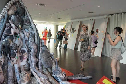 Các bạn trẻ thích thú tạo dáng với những sản phẩm... xấu đến kỳ lạ! 