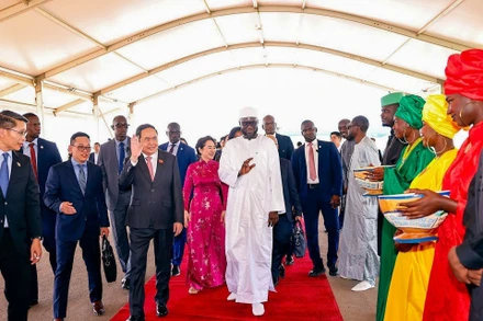 Chủ tịch Quốc hội Trần Thanh Mẫn và Phu nhân đến Thủ đô Dakar, bắt đầu thăm chính thức Cộng hòa Senegal. (Ảnh TTXVN) 