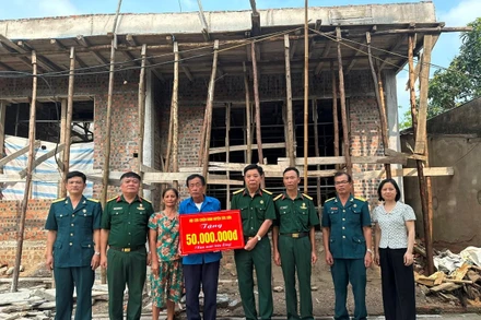 Cựu chiến binh Phạm Văn Lượng, thôn Phù Mã, xã Sóc Sơn, Hà Nội, nhận hỗ trợ xây nhà mới. (Ảnh NGỌC LAN)