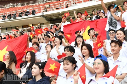 Đông đảo cổ động viên Việt Nam có mặt tại sân vận động Rajamangala. (Ảnh: MINH THẮNG)