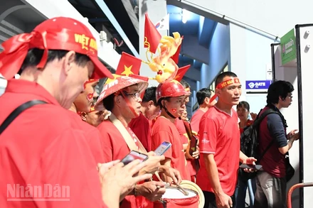 Cổ động viên Việt Nam chờ đợi vào sân vận động Chonburi Daikin, ở tỉnh Chonburi, Thái Lan. (Ảnh: MINH THẮNG)