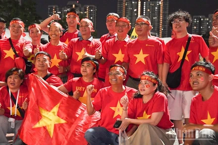 Cổ động viên háo hức trước trận chung kết giữa hai đội tuyển U22 Việt Nam và Thái Lan. (Ảnh: MINH THẮNG)