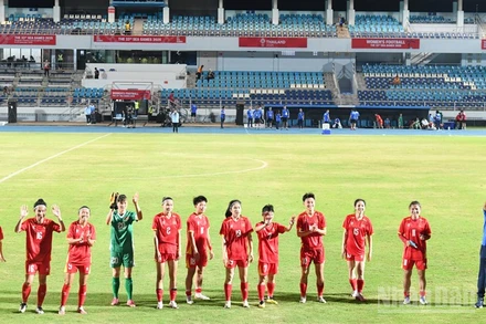 Đội tuyển bóng đá nữ chào cổ động viên Việt Nam sau chiến thắng đầu tiên tại SEA Games 33. (Ảnh: MINH THẮNG)