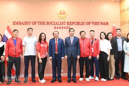 Đồng chí Nguyễn Văn Hùng thăm và làm việc tại Đại sứ quán Việt Nam tại Thái Lan. (Ảnh: MINH THẮNG)