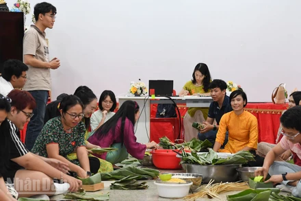 Sinh viên Việt Nam tại Thái Lan gói bánh chưng ngày sát Tết tại chùa Phổ Phước, Bangkok. (Ảnh: XUÂN SƠN)