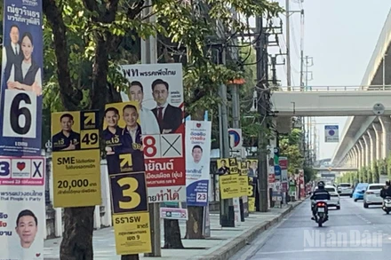 Các tấm biển, poster vận động bầu cử của các chính đảng tại Bangkok. (Ảnh: XUÂN SƠN)
