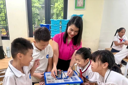 Giờ học STEM của cô và trò Trường tiểu học Lý Thường Kiệt (Hà Nội).