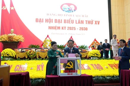 Các đại biểu tiến hành bỏ phiếu bầu Ban Chấp hành khóa mới tại Đại hội đại biểu lần thứ XV Đảng bộ tỉnh Lai Châu (nhiệm kỳ 2025-2030). (Ảnh TUẤN TRẦN) 