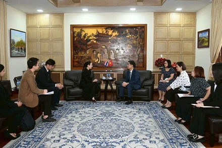 Đại sứ Phạm Việt Hùng tiếp Chủ tịch Liên đoàn Bóng đá Thái Lan Nualphan Lamsam. (Ảnh: Đại sứ quán Việt Nam tại Thái Lan)