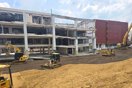 Hàng nghìn m3 cát được lấp đầy hố tử thần. (Ảnh: MRTA)