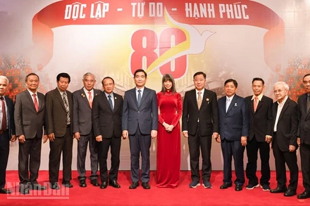 Đại sứ cùng các đại biểu tham dự lễ kỷ niệm 80 năm Quốc khánh Việt Nam. (Ảnh: XUÂN SƠN)