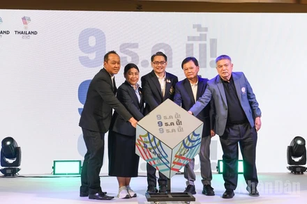 Các đại biểu làm nghi lễ đếm ngược 90 ngày tới SEA Games 33 và ASEAN Para Games 13. (Ảnh: XUÂN SƠN)