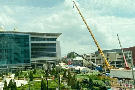 Cần cẩu 200 tấn được huy động để dọn dẹp lòng hố tử thần. (Ảnh: XUÂN SƠN)