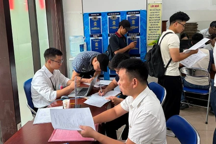 Từ tháng 7/2025, cấp xã, phường thực hiện 14 thủ tục hành chính liên quan đến đất đai, trong đó có đăng ký và cấp sổ đỏ lần đầu. (Ảnh DUY ANH)