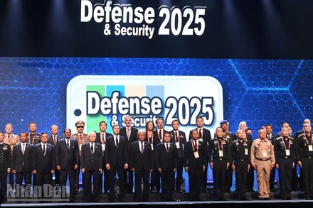 Đông đảo đại biểu tham dự Triển lãm Quốc phòng-An ninh năm 2025. (Ảnh: MINH THẮNG)