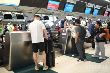 Hành khách làm thủ tục tại sân bay quốc tế Suvarnabhumi, Thái Lan. (Ảnh: MINH THẮNG)