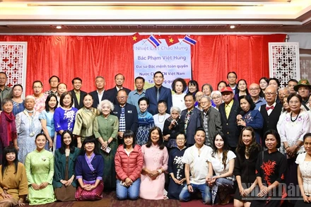 Đại sứ Phạm Việt Hùng cùng đông đảo kiều bào tại tỉnh Chiang Mai, Thái Lan. (Ảnh: XUÂN SƠN)