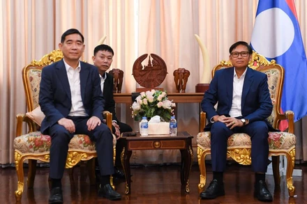 Đại sứ Phạm Việt Hùng (bên trái) bày tỏ vui mừng về những thành tựu phát triển của đất nước Lào. (Ảnh: XUÂN SƠN)