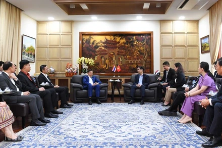 Đoàn Đại sứ quán Lào tại Thái Lan chúc mừng về thành công của Đại hội XIV của Đảng. (Ảnh: MINH THẮNG)