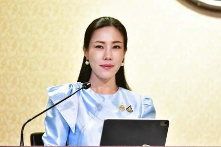 Phó phát ngôn viên Sasikarn Watthanachan thông tin về chương trình vé tàu điện đồng hạng 20 baht. (Ảnh: Văn phòng Thủ tướng Thái Lan)