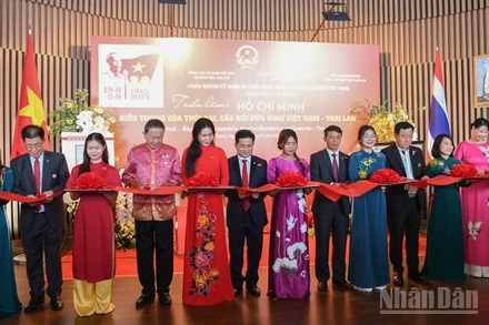 Các đại biểu cắt băng khai mạc triển lãm.