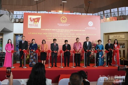 Các đại biểu cắt băng khai mạc Hội chợ hàng hóa Việt Nam-Đông Bắc Thái Lan.