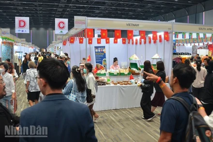 Các gian hàng của Việt Nam tại Hội chợ Chữ thập Đỏ Đoàn Ngoại giao lần thứ 59. (Ảnh: MINH THẮNG)