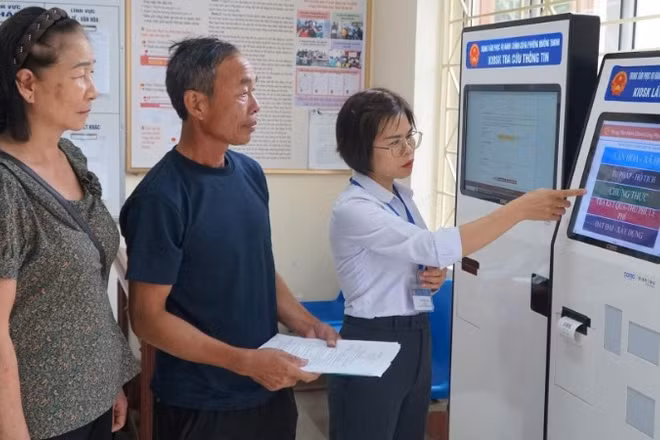 Cán bộ phường Mường Thanh hướng dẫn người dân thực hiện thủ tục hành chính trên cây ki-ốt tại trụ sở Ủy ban nhân dân phường.