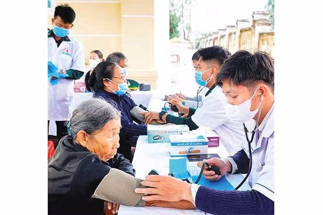 Quân y Bộ đội Biên phòng tỉnh Gia Lai khám sức khoẻ cho người dân xã Phù Mỹ Đông.