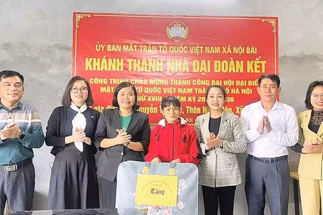 Những ngôi nhà Đại đoàn kết được trao cho những hộ gia đình khó khăn ở xã Nội Bài đúng dịp Tết Nguyên đán Bính Ngọ giúp các hộ đón Tết trong ấm áp, yêu thương.