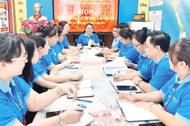 Buổi sinh hoạt định kỳ của Chi bộ khu phố 36, phường An Phú Đông, Thành phố Hồ Chí Minh.