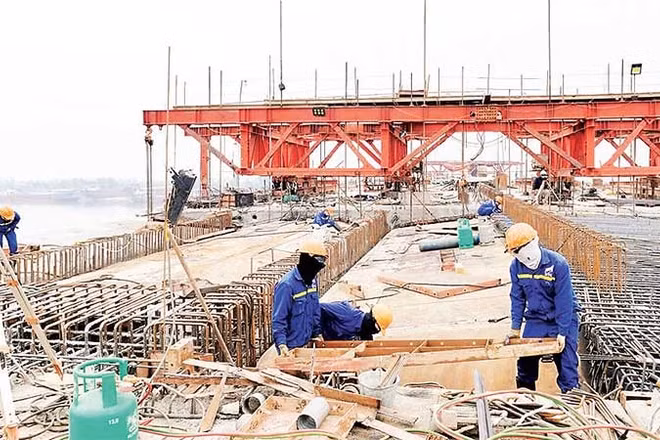 Kỹ sư, công nhân thi công cầu Kênh Vàng.